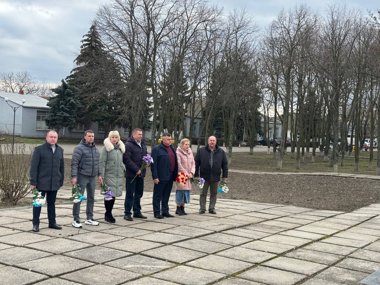 Цветы к памятнику скорбящей матери возложили Глава администрации Нижнесерогозского МО, Председатель совета депутатов  и депутаты  Нижнесерогозского совета депутатов партии &quot;ЕДИНАЯ РОССИЯ&quot;.