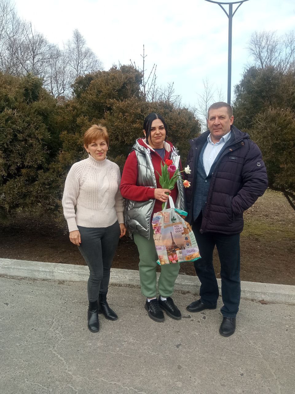 В преддверии праздника Глава Нижнесерогозского МО , Секретарь политической партии &quot;Единая Россия&quot; Никитенко В.В.  и Председатель совета депутатов Дашковский С.В. поздравили  многодетных матерей с международным женским днём ..