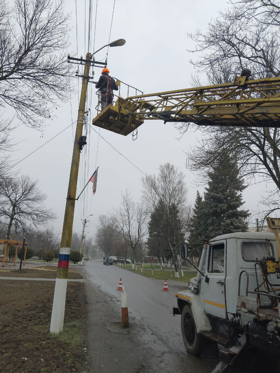 В Нижнесерогозском муниципальном округе продолжаются работы по восстановлению уличного освещения..