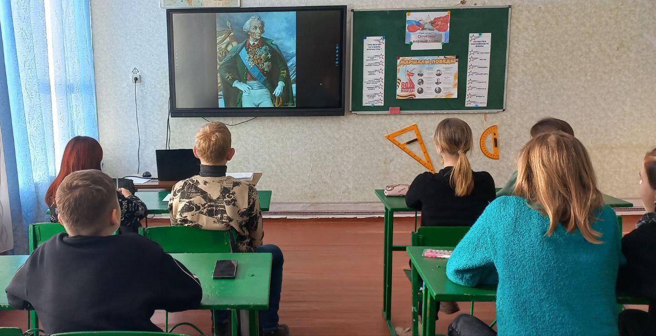 В преддверии Дня защитника Отечества в ГБОУ ХО &quot;Новоалександровская школа Нижнесерогозского муниципального округа&quot; прошли вдохновляющие уроки мужества под названием «Священный долг – Родине служить». .