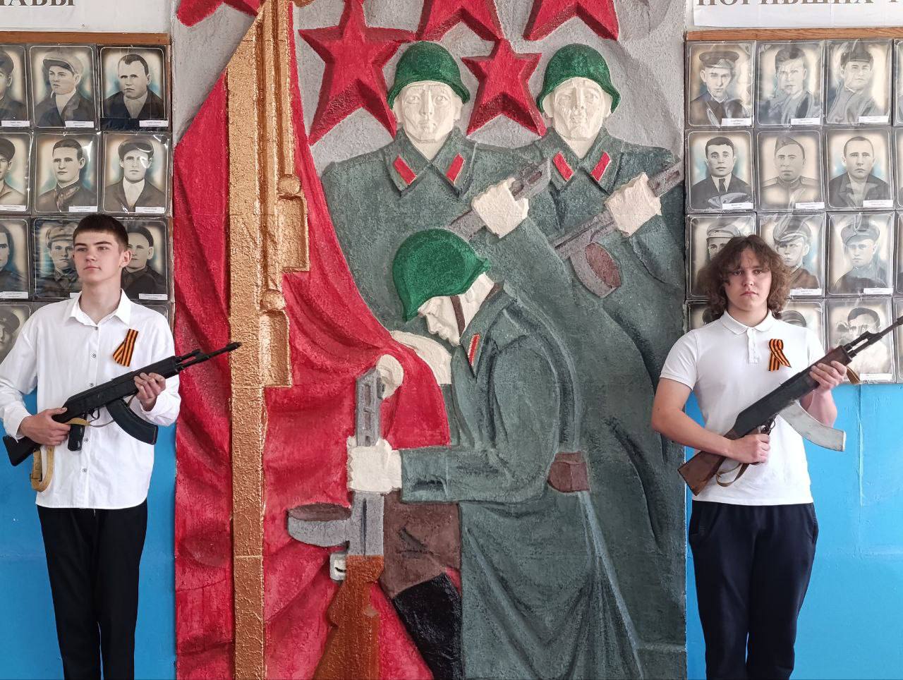 Обучающиеся ГБОУ ХО «Новоалександровская школа Нижнесерогозского района» несут ежегодную почетную Вахту Памяти у барельефа «Будьте достойны славы погибших героев 1941-1945гг.».