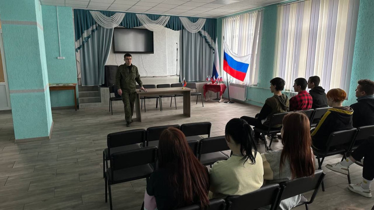 🗣Офицер СК России провел лекционное занятие для учеников Нижнесерогозской школы. 🗣Офицер СК России провел лекционное занятие для учеников Нижнесерогозской школы.
